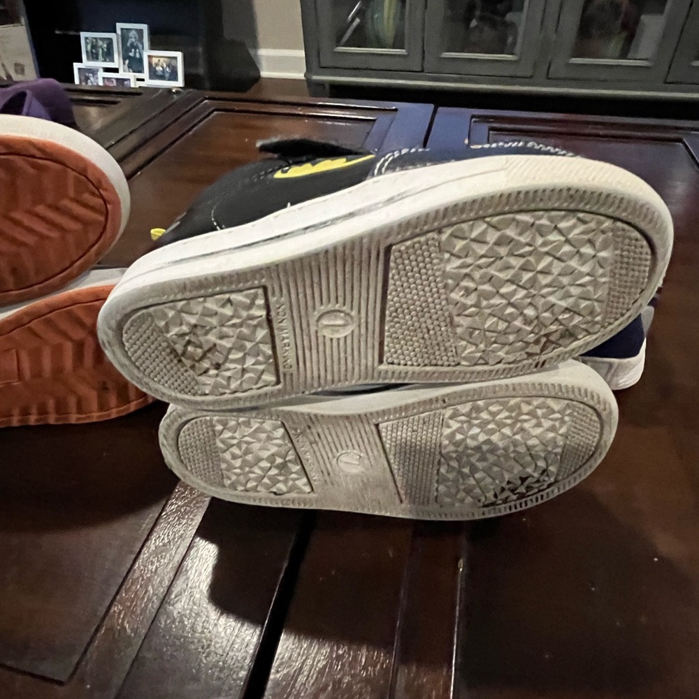Baby Boys shoes Nike Osh Kosh Batman size 7 sneakers lot Gym Shoes 3 pr sneakers - Picture 10 of 11